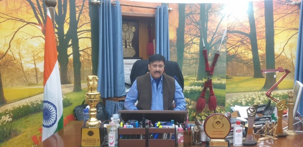 क्या हो जब एक आदमी में अफसर, सिंगर और एक्टर का तड़का हो? जवाब है – IAS ज्योति कलश! 1 IAS ज्योति कलश