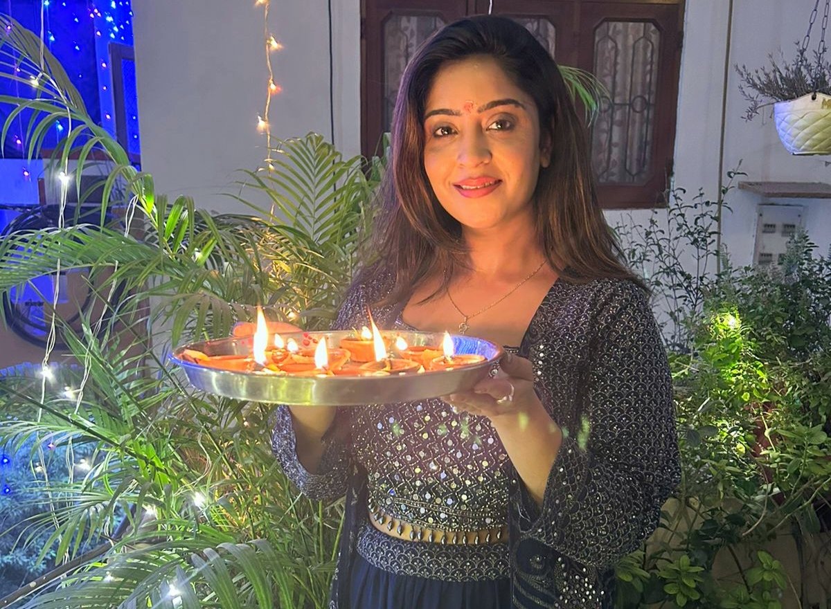 भोजपुरी एक्ट्रेस शुभी शर्मा का देसी अंदाज, दीपक थामे फोटो शेयर कर दी फैंस को दिवाली की बधाई 1 IMG_20241101_142636.jpg