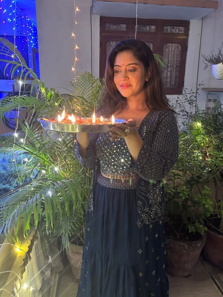 भोजपुरी एक्ट्रेस शुभी शर्मा का देसी अंदाज, दीपक थामे फोटो शेयर कर दी फैंस को दिवाली की बधाई 2 img 20241031 wa02203423831388153582785