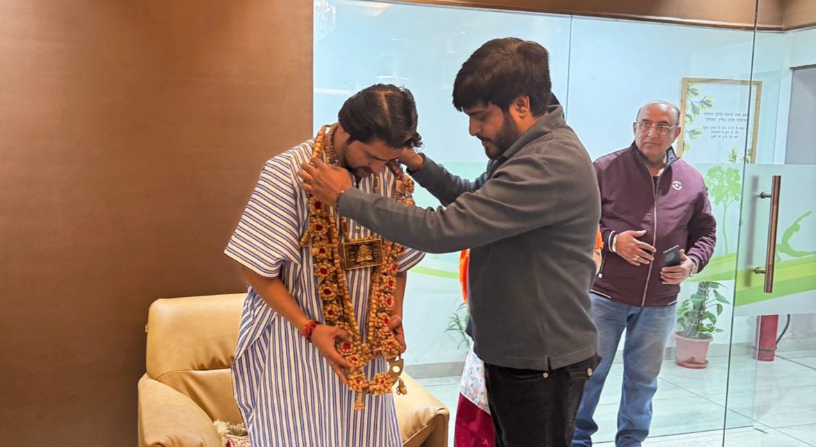 कौन है ये शख्स जिसने बाबा बागेश्वर को दी ये अनमोल भेंट? लाल चंदन की माला और पुष्पा 2 की कहानी का कनेक्शन! 1 IMG_20241214_151413.jpg