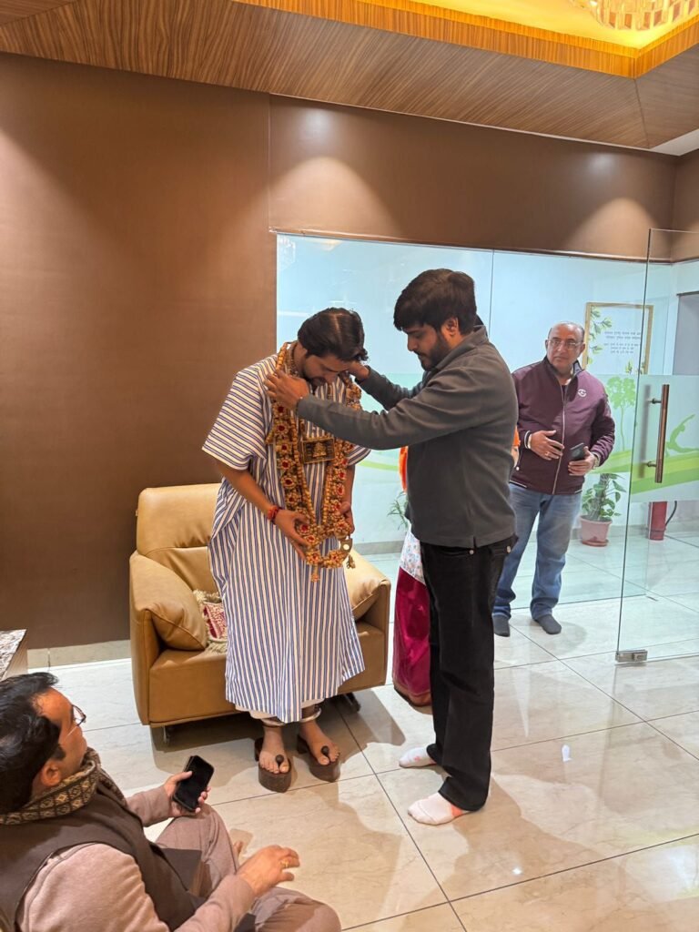 कौन है ये शख्स जिसने बाबा बागेश्वर को दी ये अनमोल भेंट? लाल चंदन की माला और पुष्पा 2 की कहानी का कनेक्शन! 2 img 20241214 wa00013855602259629176892
